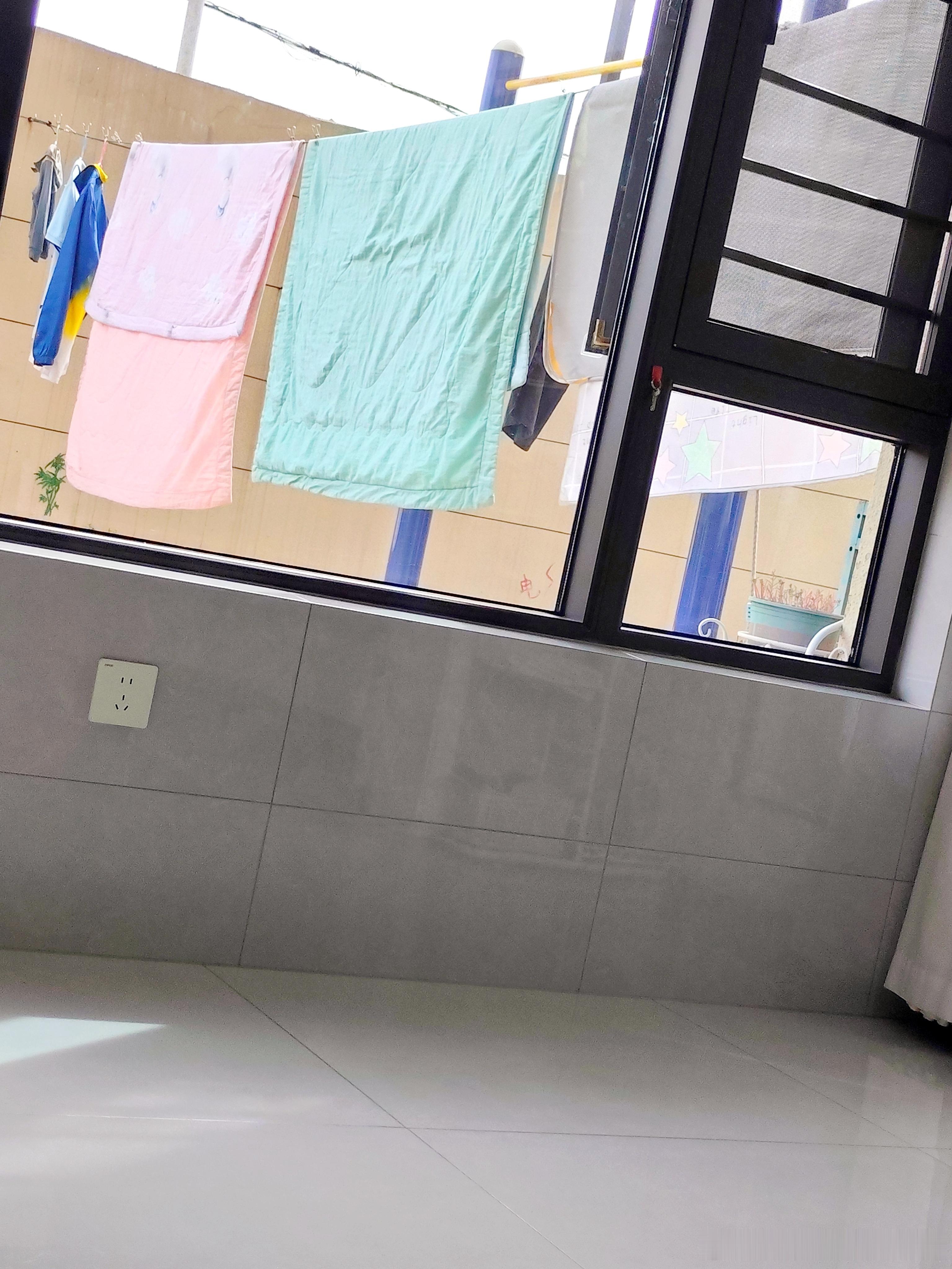 近日，河南郑州一段家庭监控视频引发公愤，一名宝爸因半夜不愿起身为宝宝泡奶，竟直接将熟睡的妻子抱起摔下