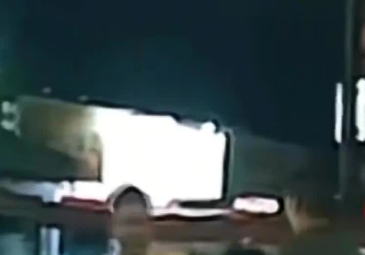 女生还是不要在深圳街头吃夜宵了最近一女子刚刚下夜班，当时时间已经是凌晨三点了