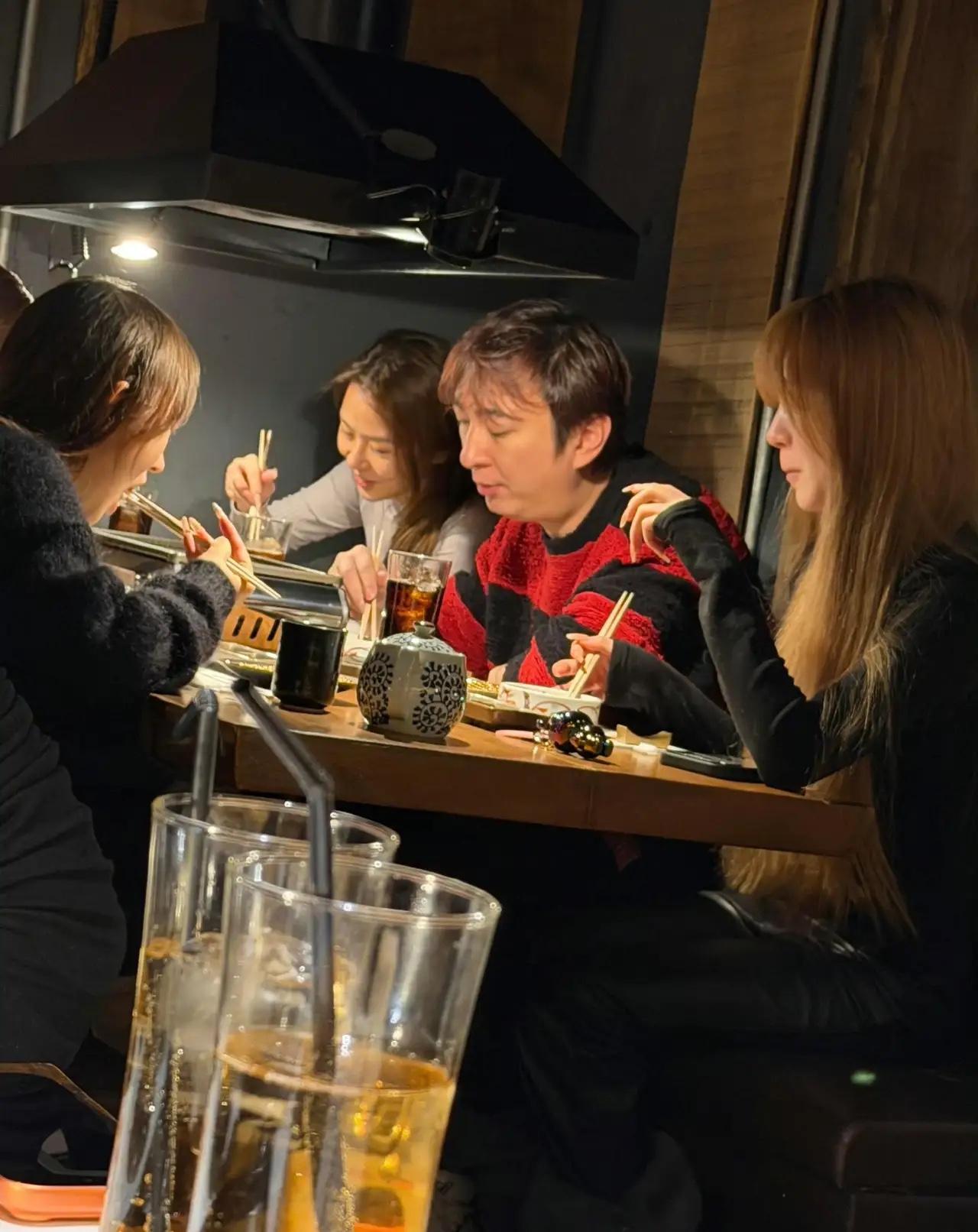 看着王思聪在日本带着4位美女吃烤肉的照片，感觉他越来越显老了，才37岁的年龄头顶