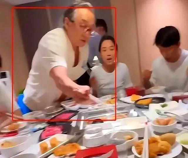 从飞跃商场到火锅店夹肉，71岁成龙白发苍苍，观众心酸近日，成龙被偶遇吃火锅，状