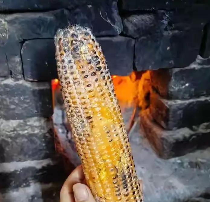 四川吃包谷是早上横起啃吃煮包谷！中午黄大饼就是包谷磨细做成饼子，晚上就吃烧包谷。
