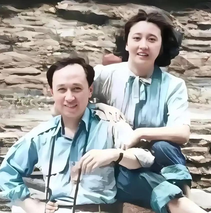 35岁的钱学森一直未婚，钱母托27岁的蒋英帮儿子介绍对象。蒋英组织聚会，钱学森谁