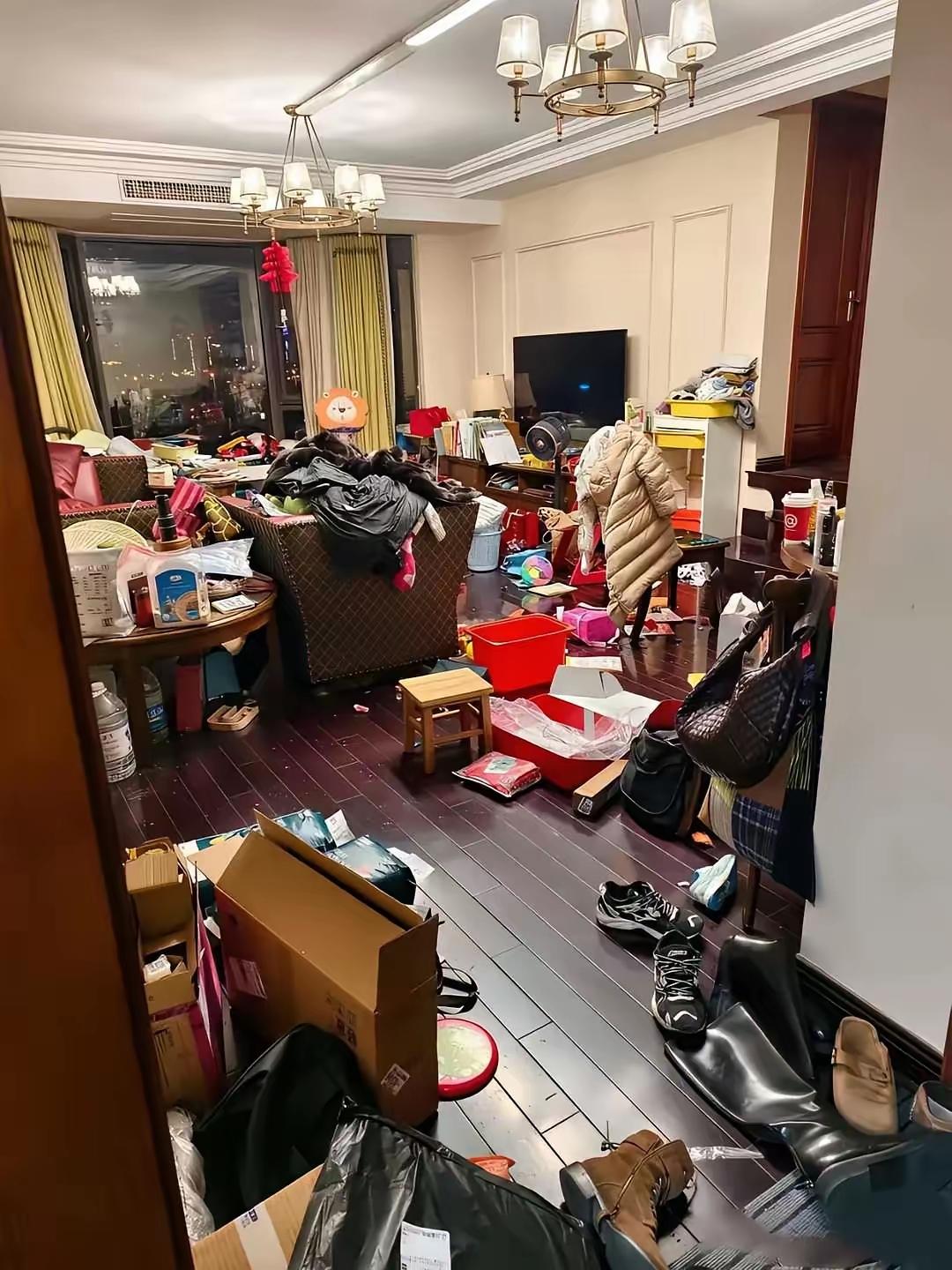 我家客厅一到整理直接变垃圾场！😭平时出门干干净净，回来就懒得收拾，衣服堆沙