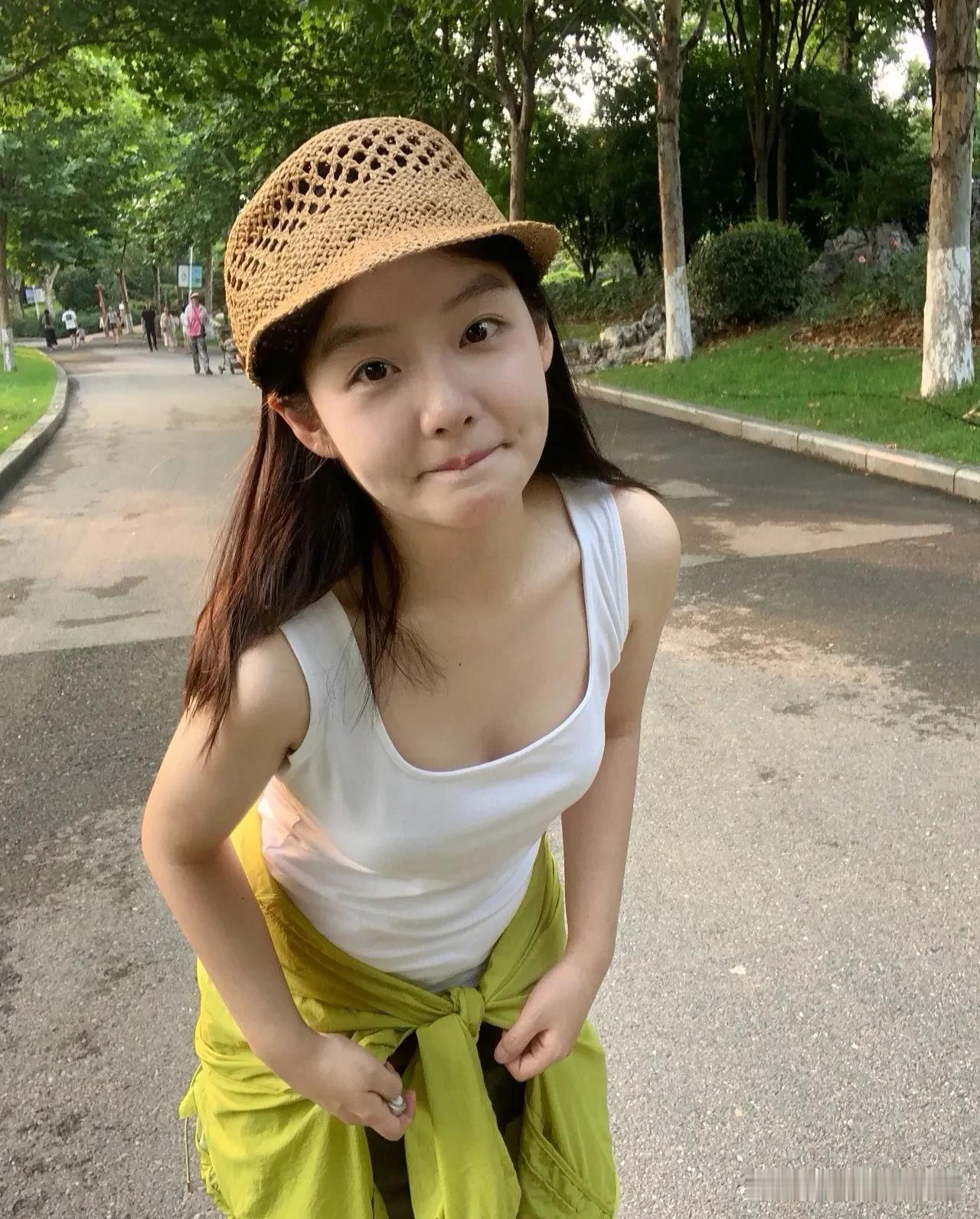 阳光正好，白背心女孩上线！简约穿搭，活力四溢，每个转身都藏着夏日的小