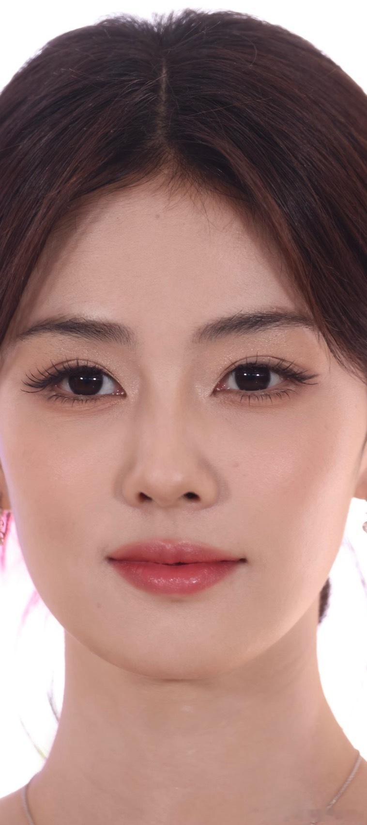 白鹿高清怼脸生图检验，🍍这算不算大美女？