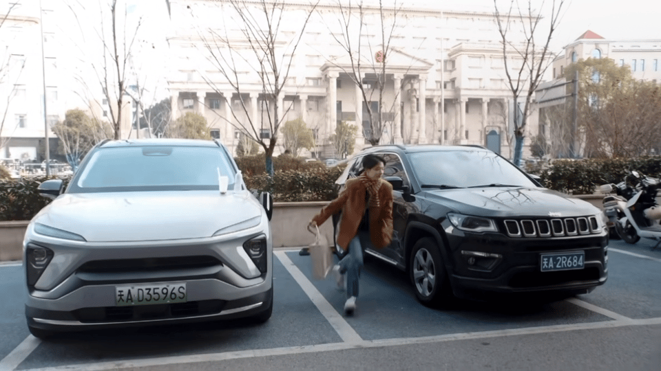 任敏徒手掰断后视镜秦律这操作太真实了，闯完祸先看有没有摄像头，没有就跑有就认。