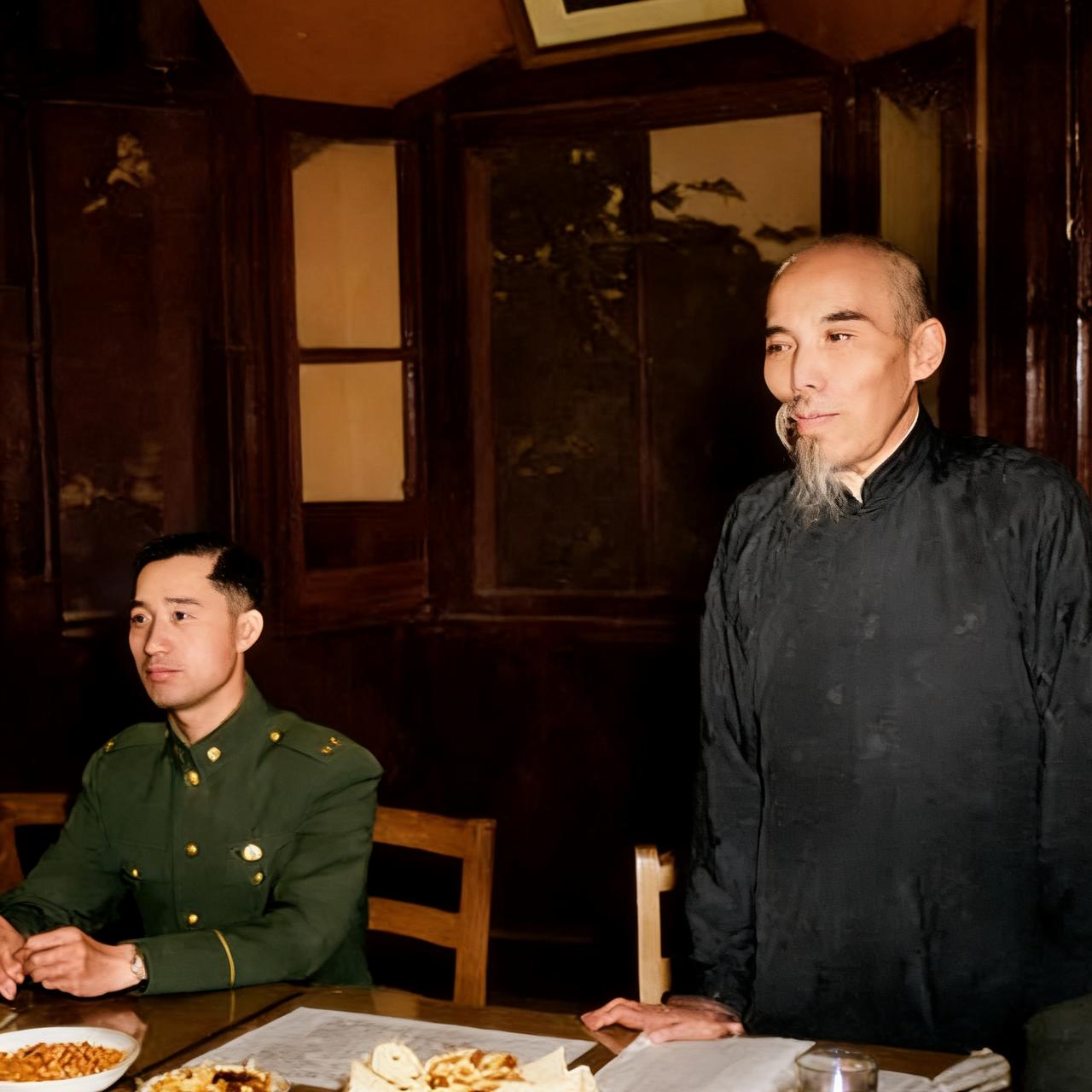 他是名满延安的劳动英雄，1948年被俘虏去了南京，这是敌人给他拍下的一张照片，镜