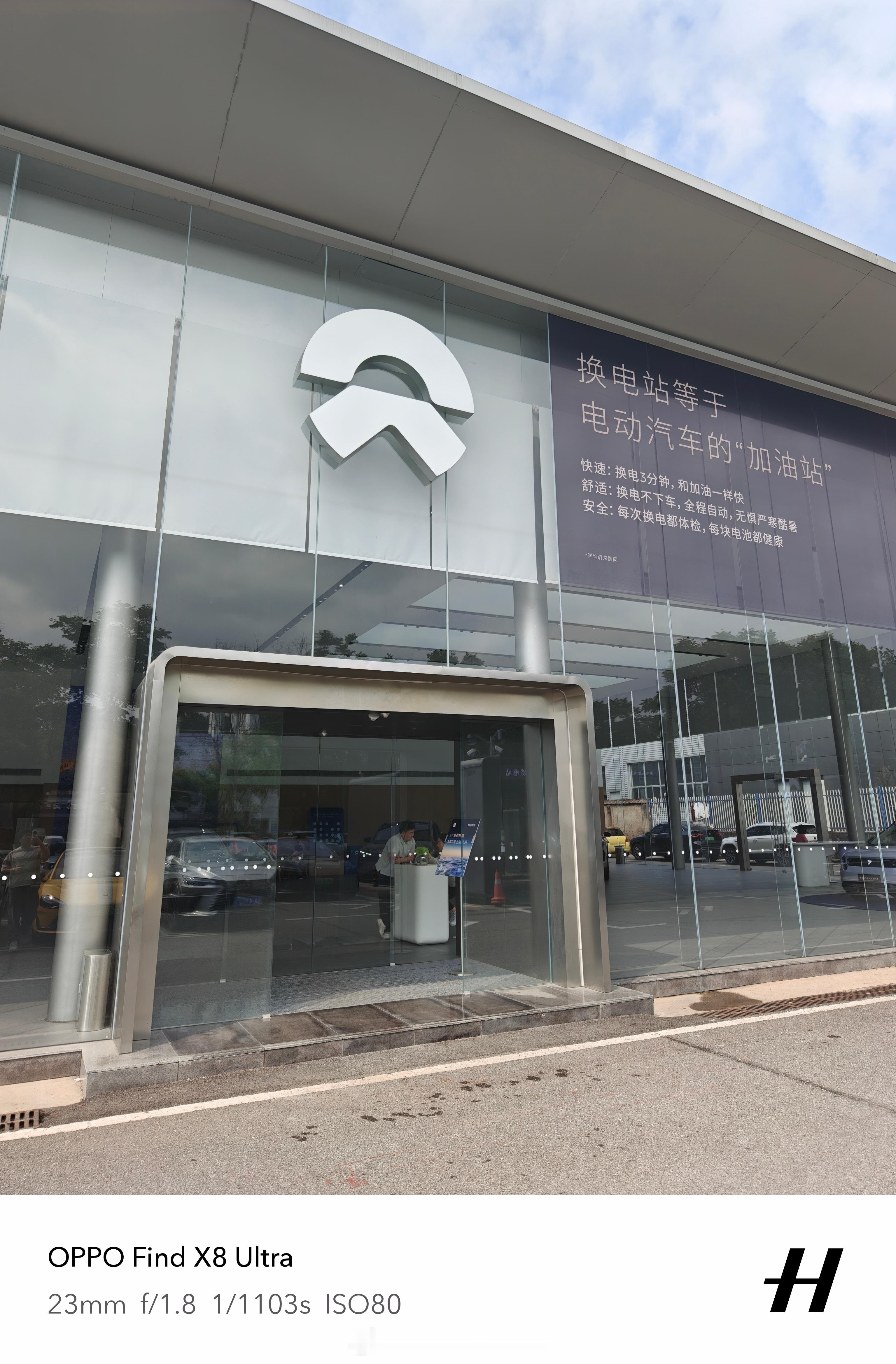 蔚来这太聪明了把店端的大前坪做了一个换电站用户解释成本+布站成本直线下降[捂脸哭]