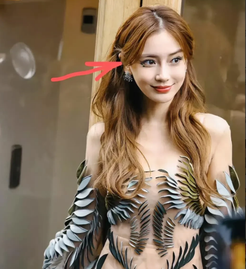这下我相信杨颖没靠过黄晓明了！离婚后资源越来越差，借不到最新的高定礼服，这姐竟