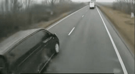 这车开的，你以为自己开的坦克呢？开车基本常识，各行其道，不要压线行驶，变道转弯要