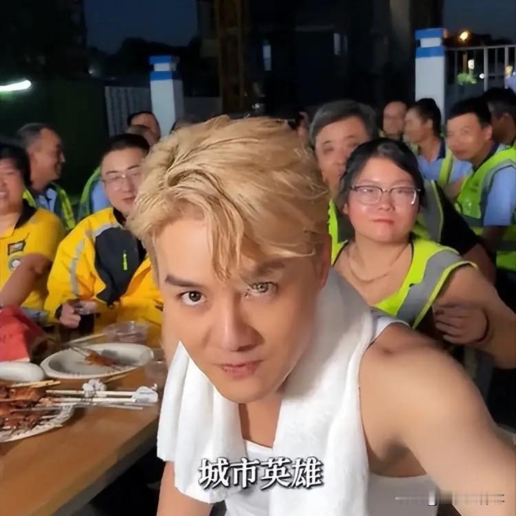 才发现，原来她才是狠人。一个00后姑娘，2020年就扎进了工地，一干就是近