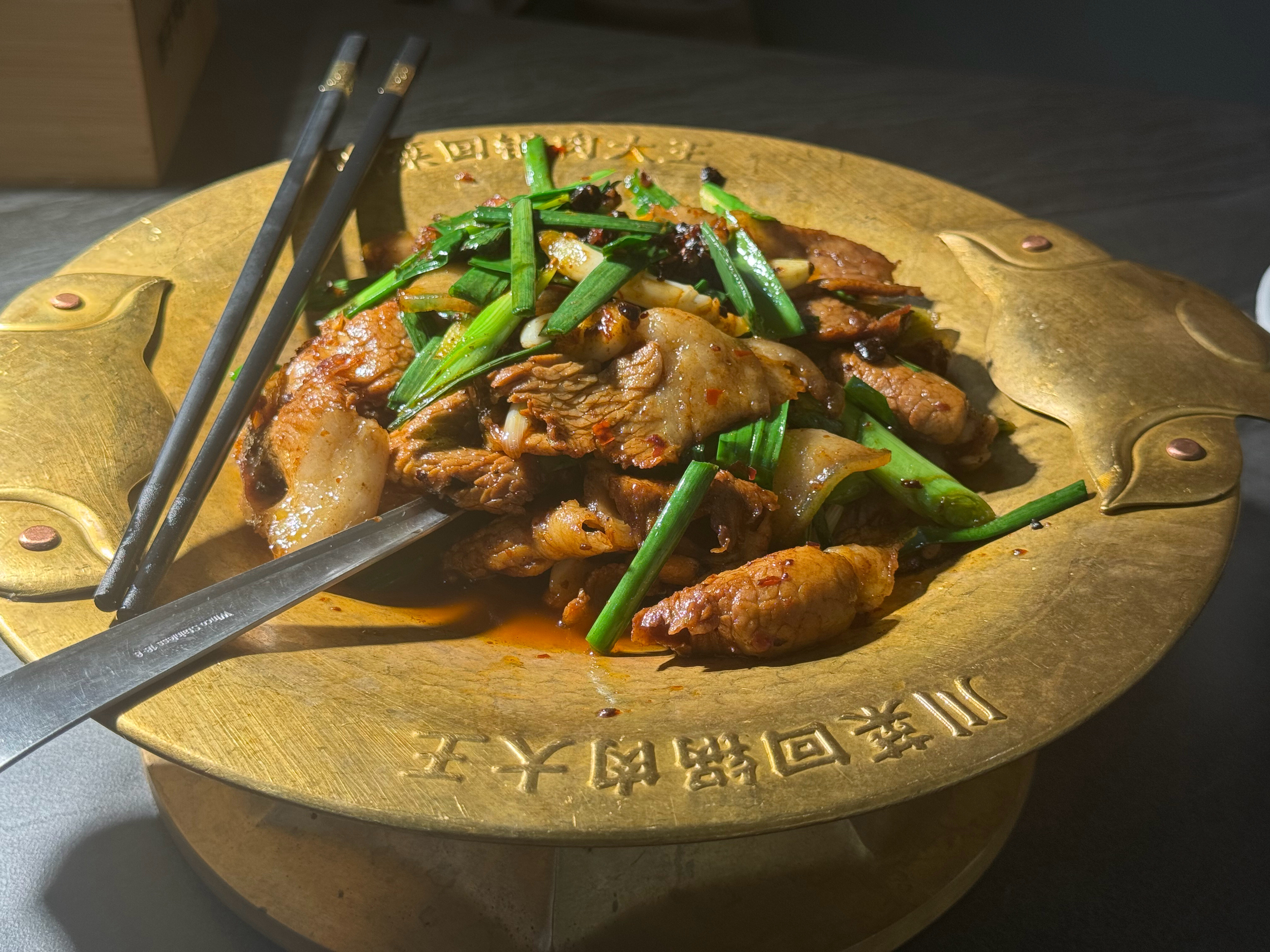 早饭就没吃一直饿到现在，川菜就是比较下饭啊。这家店还是每桌配一锅饭挂旁边哈