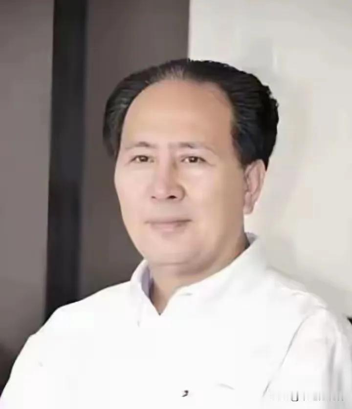 这个人猛的一眼看上去，很像我们伟大领袖毛主席，但是用手指放大，再仔细看，就能清楚