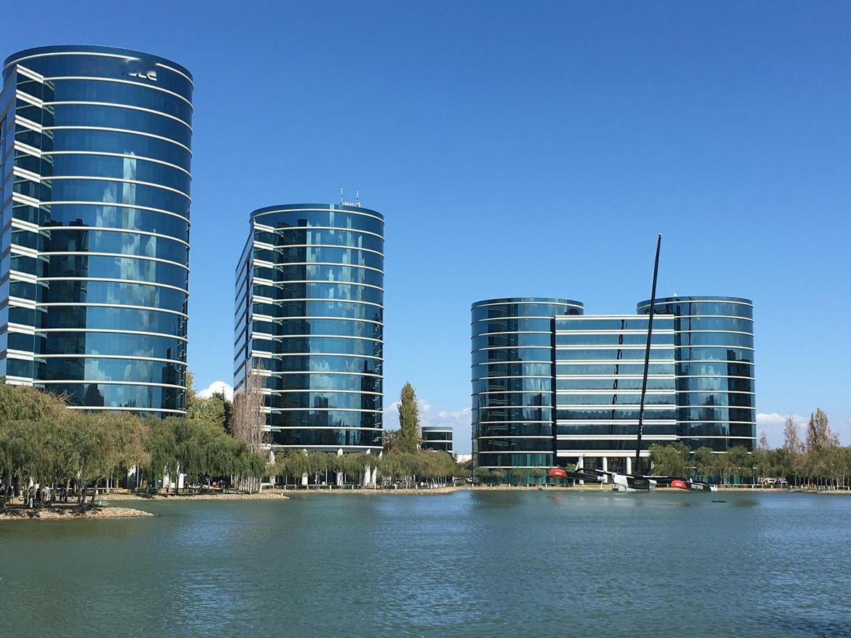 新加坡《联合早报》11月6日发文评论道：“美国联合盟友解决被中国卡脖子问题，只是