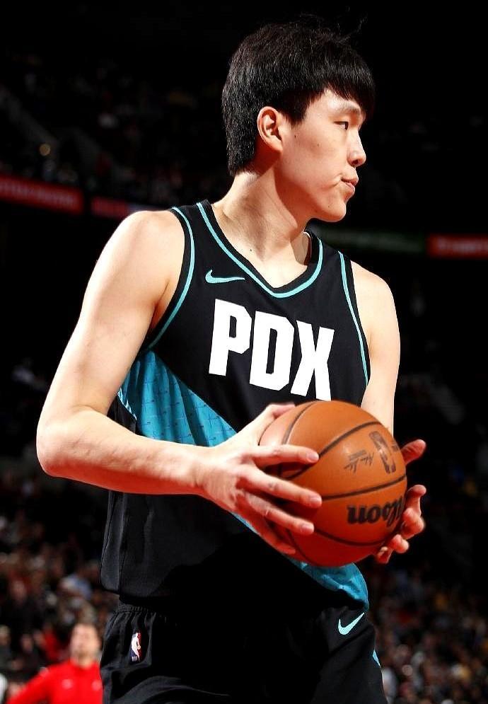 放弃NBA选秀，杨瀚森亲手摁下了暂停键。一夜之间，从“天选之子”沦为“逃兵”？