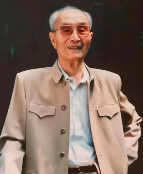 1964年，张爱萍赶赴酒泉基地巡查，目光一扫，发现几名战士的背包全都斜挎在身上