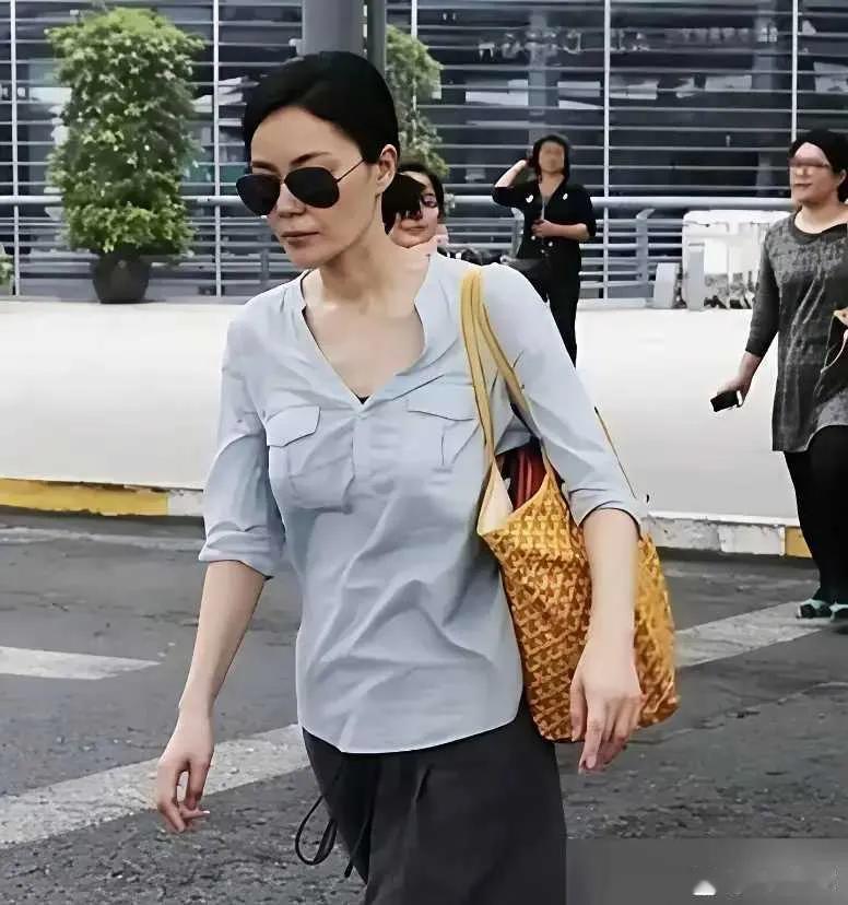 王菲戴了20多年的卡地亚手镯磨出包浆，比身上百元T恤还扎眼。王菲作为华语乐坛极具