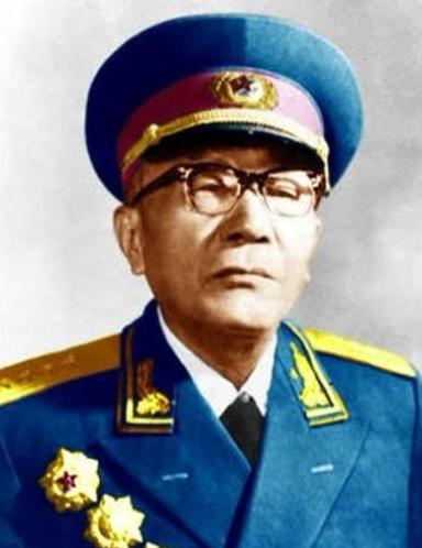 1943年，新四军七师政委曾希圣偷偷拉住三师师长黄克诚：“老黄，我老婆可能是个特