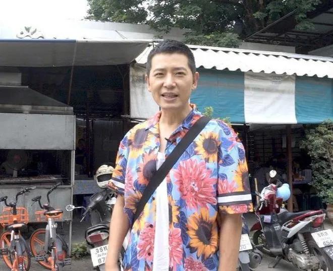 55岁戴军隐居泰国，与瞿颖做邻居，生活悠闲惬意。他坦言暗恋李静16年，虽李静已婚