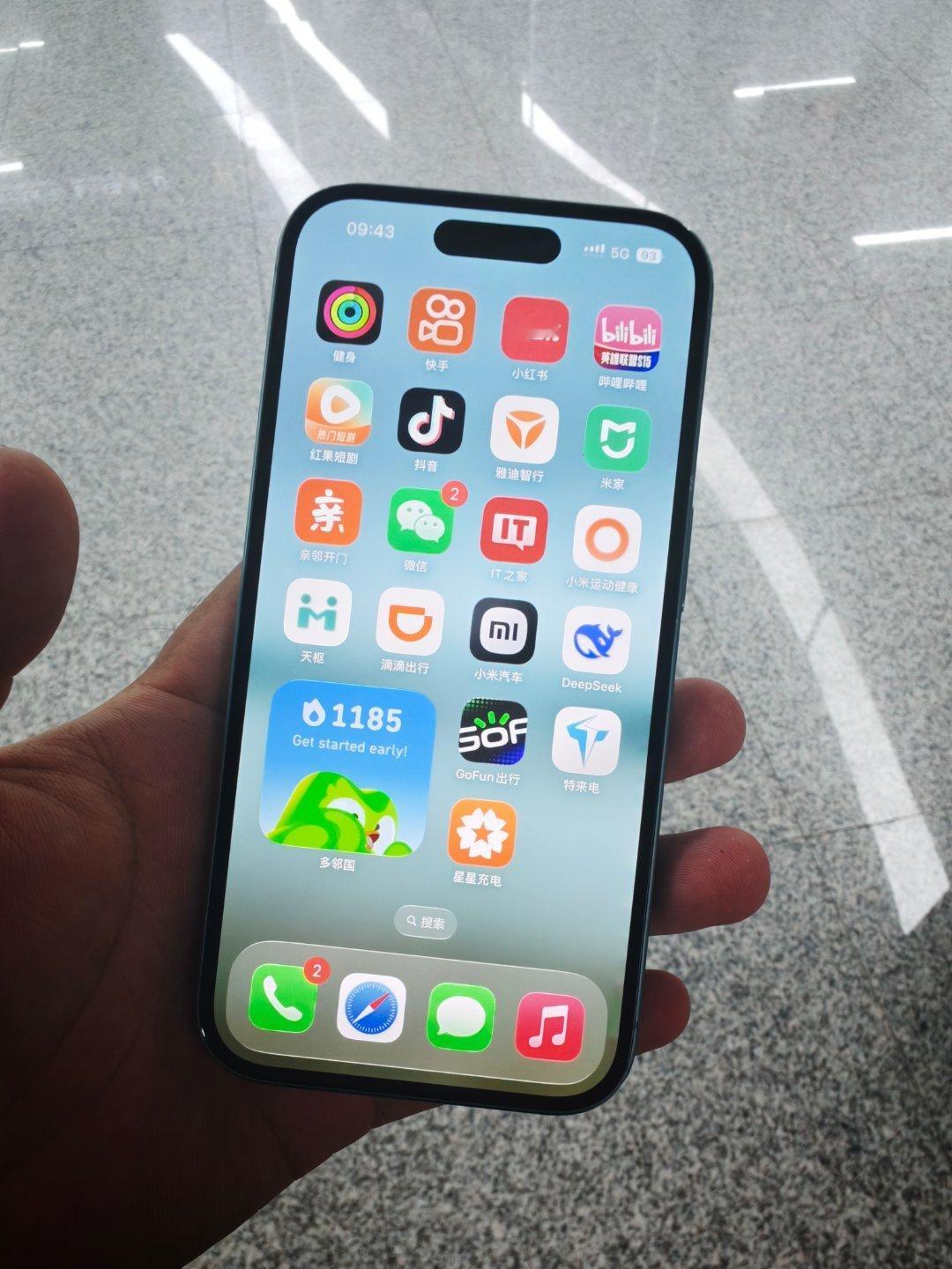 左手一个苹果手机，右手一台小米17，小米拍照碾压iPhone。​​​