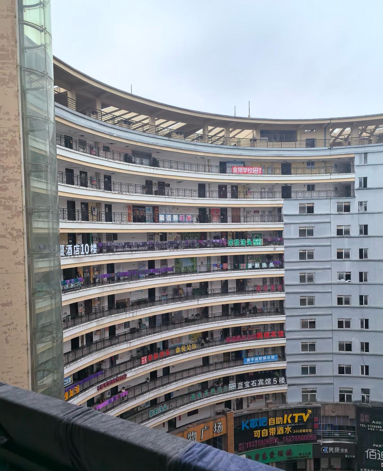 谁敢相信柳州这一栋楼都是洗头的😂广西柳州的茶麸洗头竟然是我对柳州唯一的满意