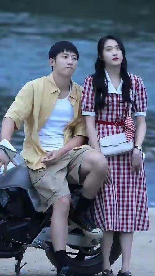 当28岁关晓彤遇上33岁黄景瑜，才懂CP感是玄学：同框像姐弟，毫无情侣感关