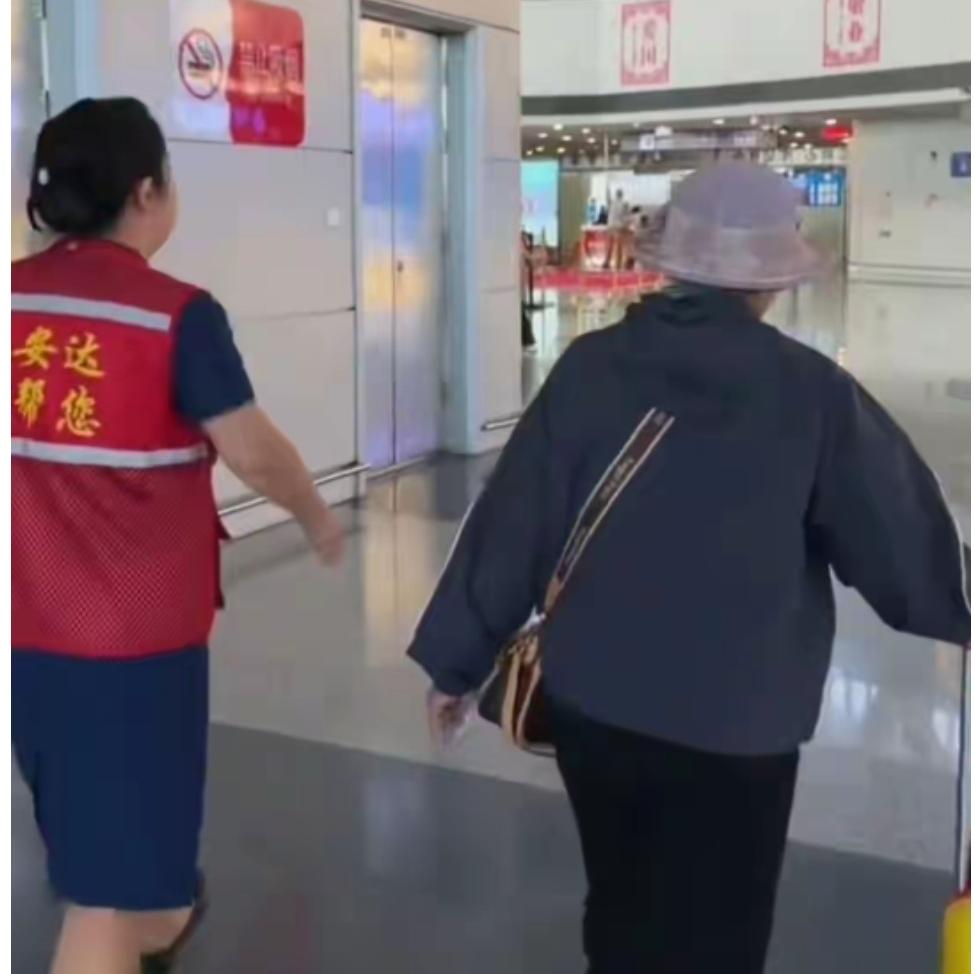 72岁外婆首次独自乘飞机，外孙女在行李箱贴求助纸条，机场工作人员和乘客暖心“搭把