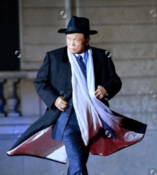 帮派大佬？麻生太郎的这身打扮有点眼熟，想了半天，这不是上海滩的造型吗?他的帽子