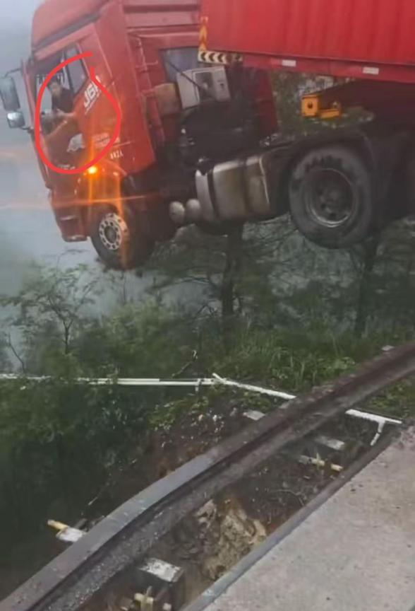 以后还是少走高架桥多的高速路吧！求货车司机当时心理恐慌面积？贵州厦蓉高速三都县前