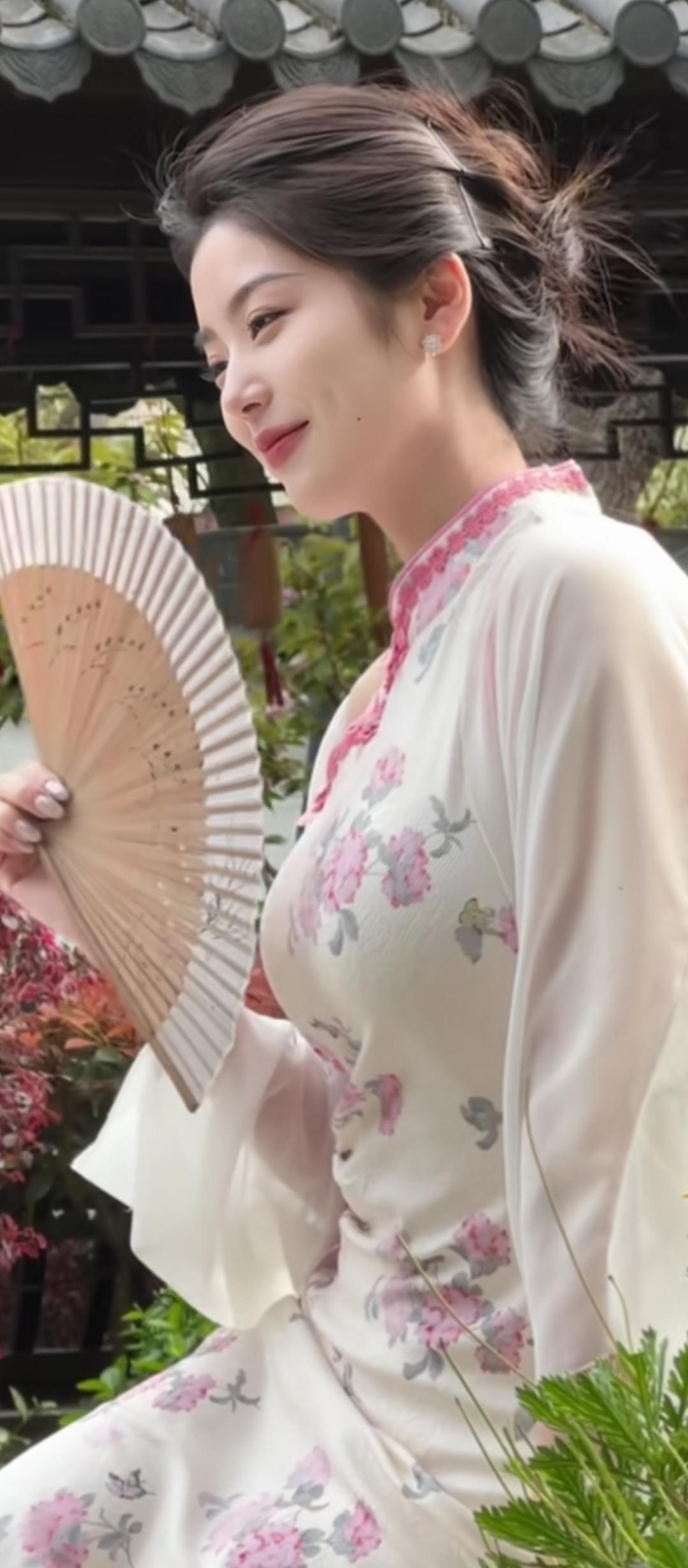 古典美人手持团扇，花间笑语！