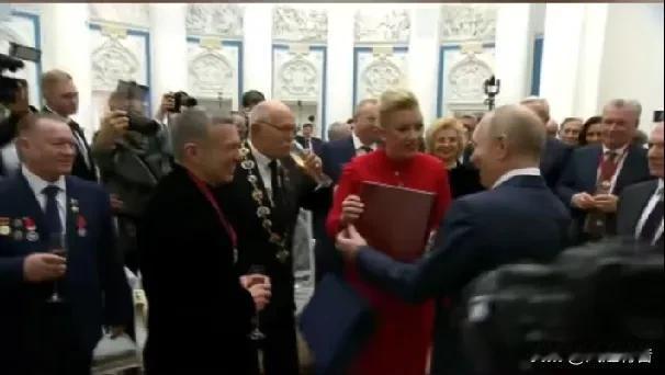 扎哈罗娃迎来50岁生日，塔斯社发文庆生，普京总统亲授勋章并赠送生日礼物。12