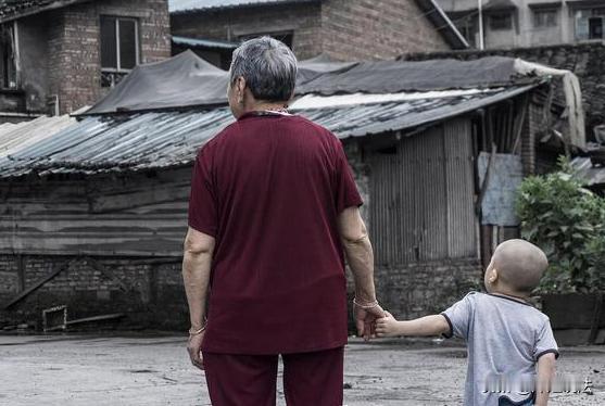 老张的儿子张某上班途中遭遇车祸去世，被认定为工亡后，工伤保险服务中心将70万打进