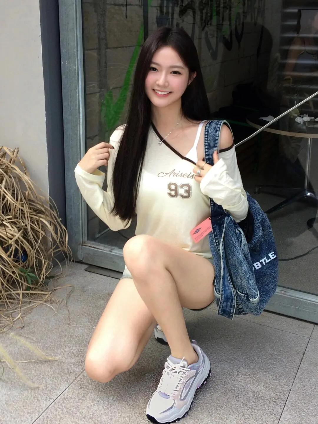 牛仔与浅杏的穿搭碰撞，解锁街头元气感，在城市巷陌里，把笑容揉进每一个随性的瞬间