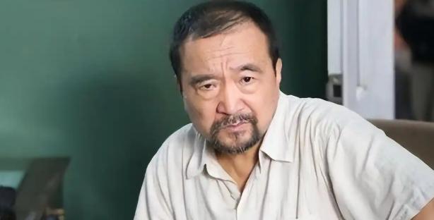 钱再多又有什么用呢？79岁李保田的现状被曝光，家里摆得乱七八糟，喝的是10块钱一