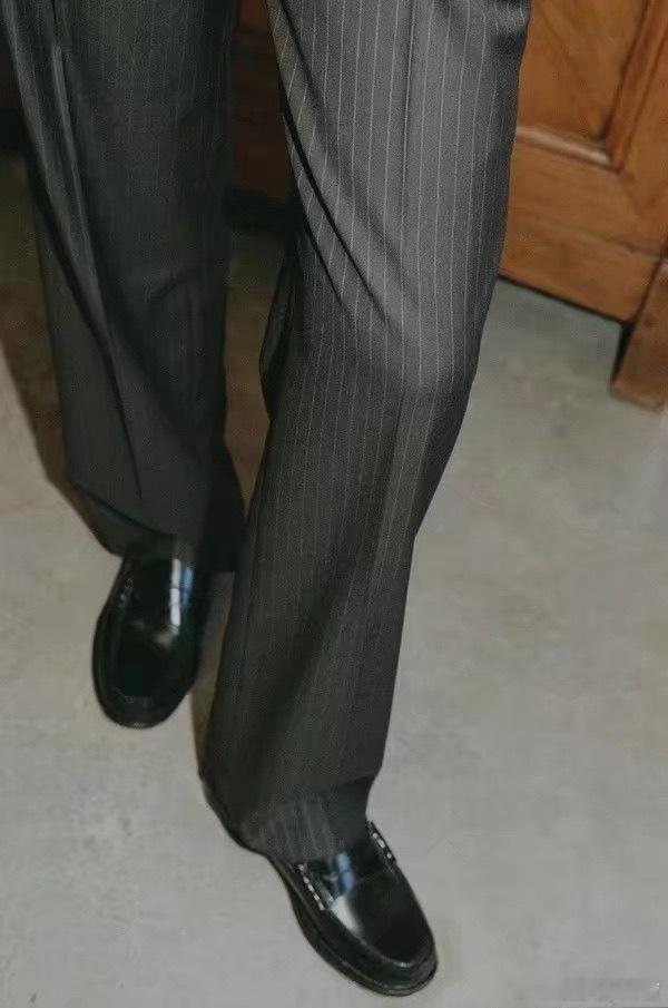 可爱的长西裤堆在皮鞋上