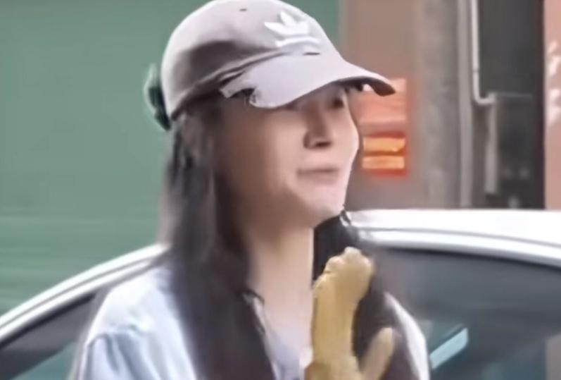 你能想象吗？一个在深圳拿着5万月薪前途光明的年轻姑娘。竟然辞职跟着她父亲干起了掏