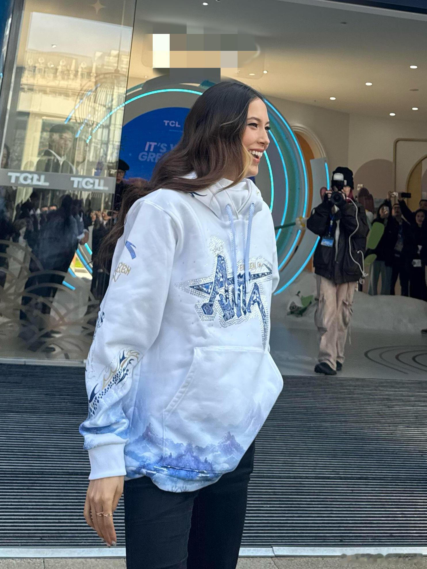 谷爱凌又穿了这件滑雪服同款青花瓷龙卫衣！