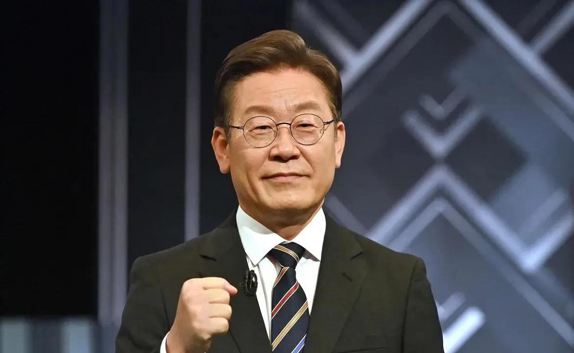 韩国总统候选人李在明像一位得道高人，把韩国政坛搅的天翻地覆，为自己参选总统创造机