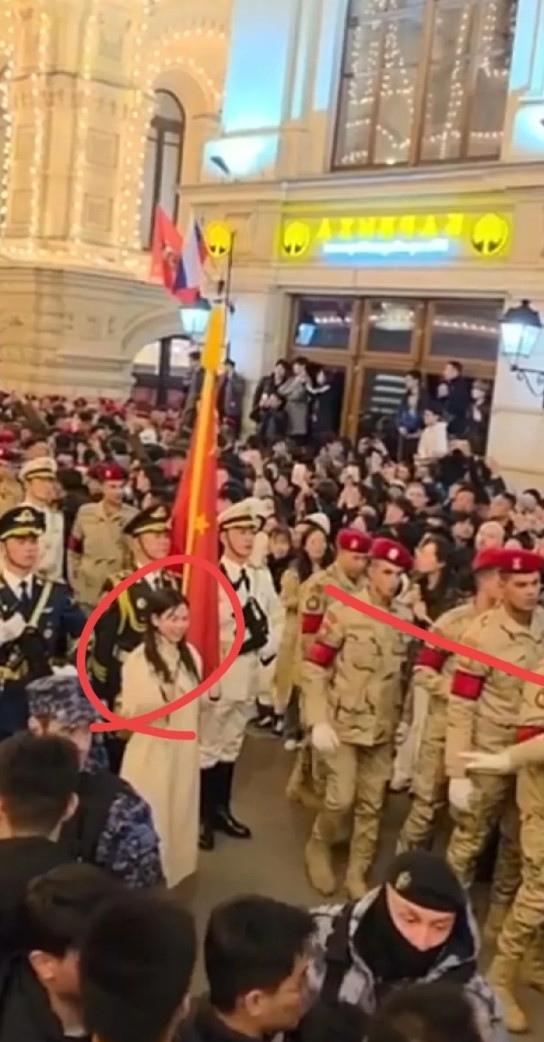 中国人出国为啥总有人不守规矩？就拿莫斯科阅兵那事来说吧，咱们仪仗队走得那叫