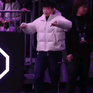 明明不是自己的主场，却享受着比主角还要热烈的迎接，当看到莎莎迈着小碎步跑过来