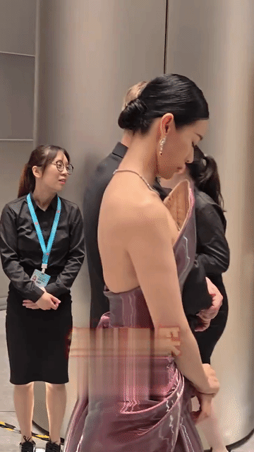 46岁的胡杏儿，低头时没有双下巴，转头时没有颈纹，下颌线还那么清晰流畅，眨眼时没