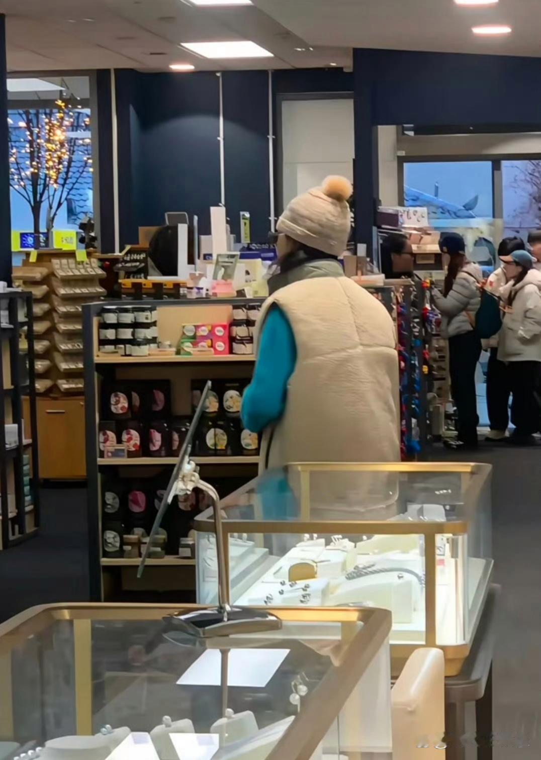 29岁章若楠素颜出游穿搭简单松弛，待人随和，完全没有明星架子！​​​