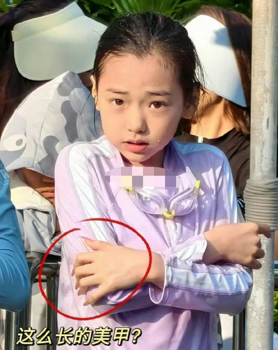 富养女儿就非得这么养吗？这么小就开始做美甲💅了？以前教育孩子都是宣扬德智体美劳