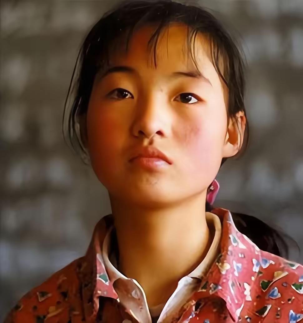 1999年，张艺谋捧红了农村女孩魏敏芝。拍完戏后，魏敏芝想进演艺圈，没想到张艺谋