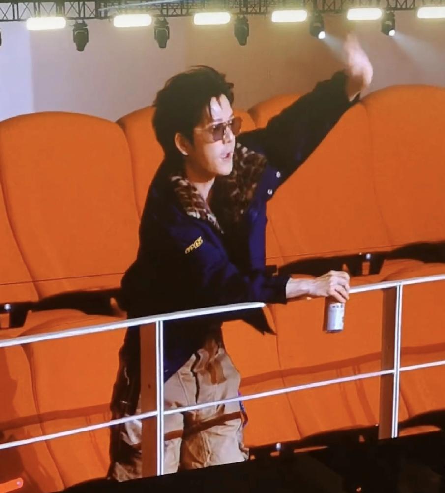 王栎鑫现身陈楚生成都演唱会，公子于鑫太好磕了吧！一个在笑，一个在闹，