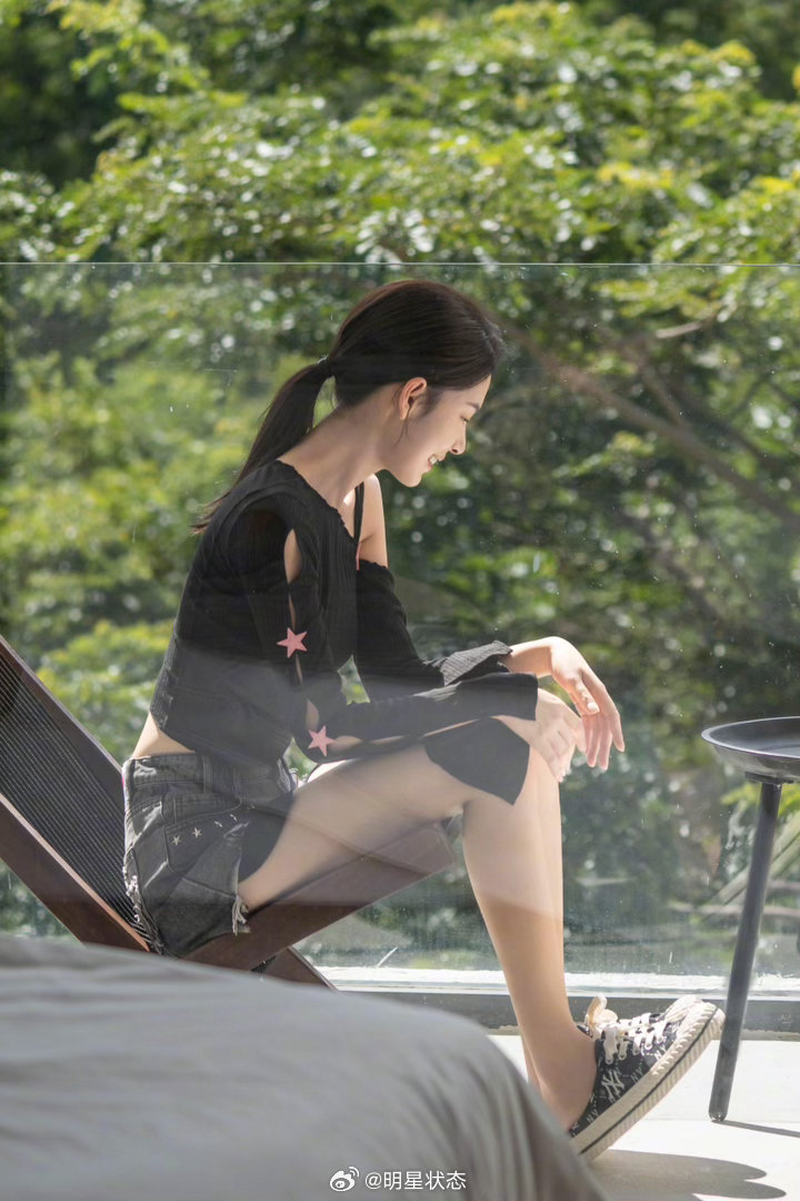 陈瑶绝美写真，轻盈优雅的姿态……