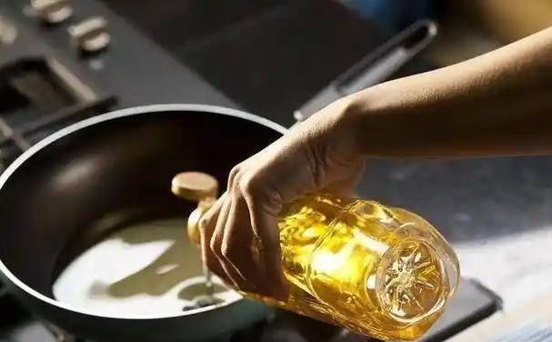 你是不是也有这样的习惯：每天炒菜时，不管什么油，只要手边有，随便拿来就用？不过，