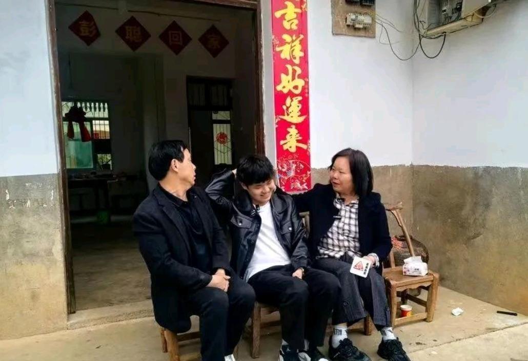 四岁被拐的彭聪聪，21年后跟亲生父母相认，认亲短短十天，在此之后他果断退还了养