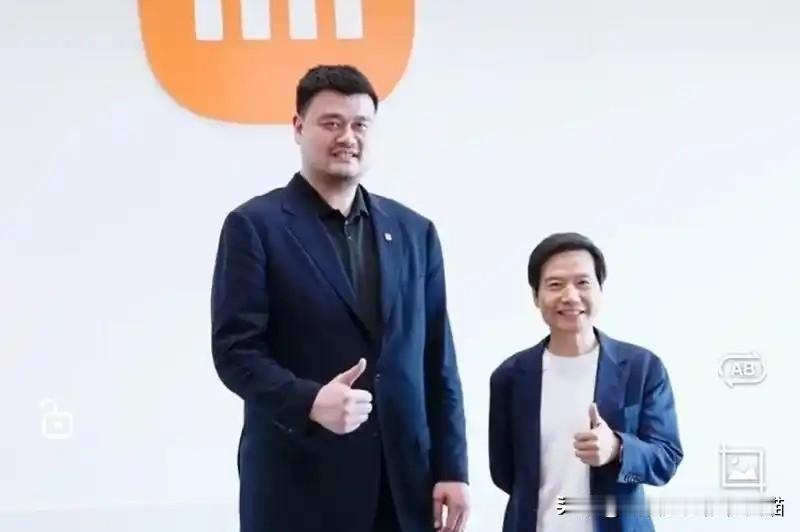看雷军和他的“米粉天团”合影：能平视他的，只有姚明和郑丽文～猫仔翻了一圈雷