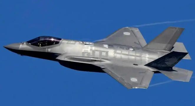 美军曾经一直搞不明白，为啥自己的头号战机F-35刚从日本基地起飞，飞行不到200